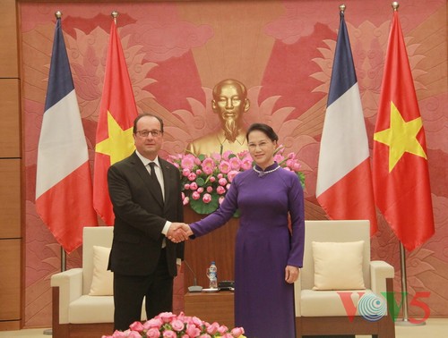 National Assembly Chairwoman meets visiting French President  - ảnh 1